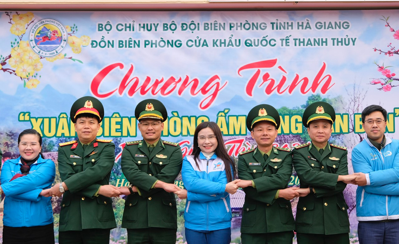 Chị Nguyễn Phạm Duy Trang thăm, tặng quà, giao lưu cùng cán bộ, chiến sĩ tại Đồn Biên phòng Cửa khẩu Quốc tế Thanh Thủy. Ảnh: Châu Linh Chị Nguyễn Phạm Duy Trang thăm, tặng quà, giao lưu cùng cán bộ, chiến sĩ tại Đồn Biên phòng Cửa khẩu Quốc tế Thanh Thủy. Ảnh: Châu Linh