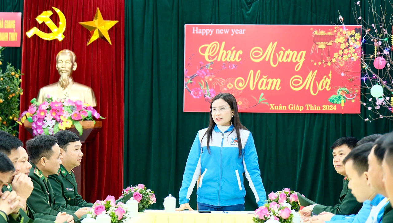 Chị Nguyễn Phạm Duy Trang chia sẻ tại cuộc gặp gỡ với cán bộ, chiến sĩ Đồn Biên phòng Cửa khẩu Quốc tế Thanh Thủy. Ảnh: Châu Linh Chị Nguyễn Phạm Duy Trang chia sẻ tại cuộc gặp gỡ với cán bộ, chiến sĩ Đồn Biên phòng Cửa khẩu Quốc tế Thanh Thủy. Ảnh: Châu Linh