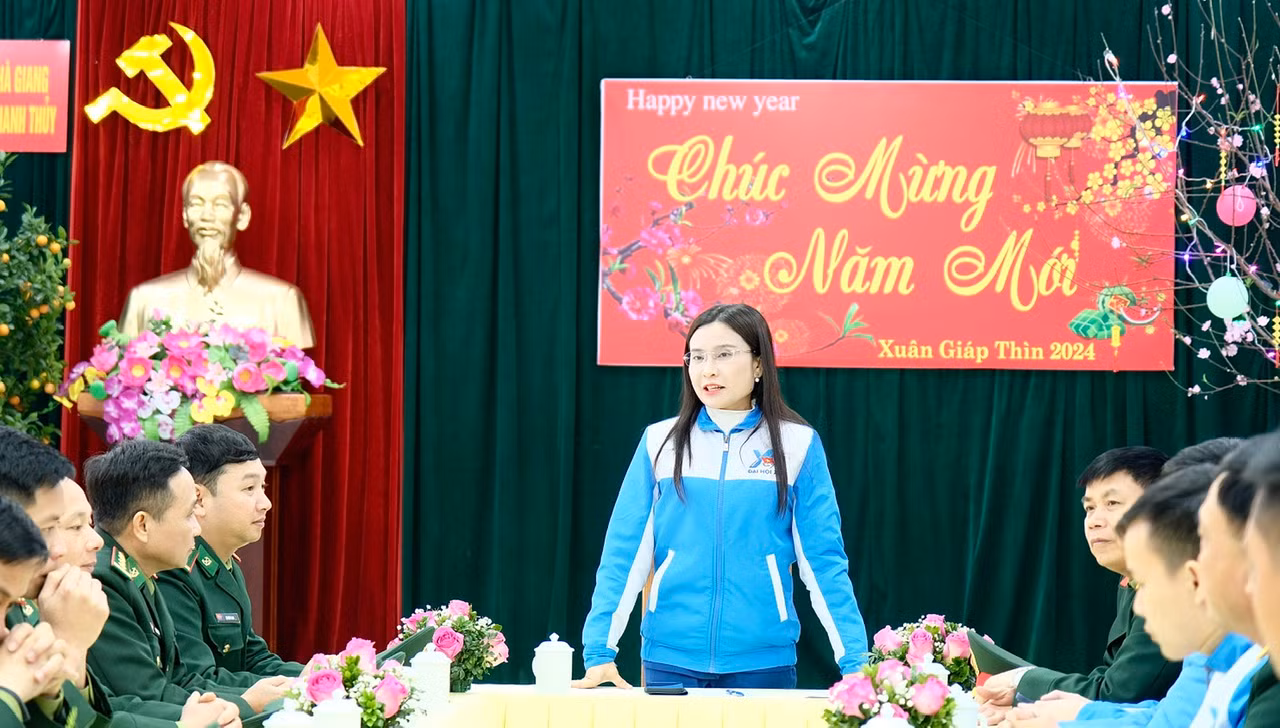 Chị Nguyễn Phạm Duy Trang chia sẻ tại cuộc gặp gỡ với cán bộ, chiến sĩ Đồn Biên phòng Cửa khẩu Quốc tế Thanh Thủy. Ảnh: Châu Linh