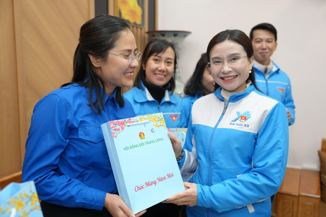 Đoàn công tác T.Ư Đoàn thăm, tặng quà, chúc Tết cán bộ, chuyên viên Tỉnh Đoàn Hà Giang. Ảnh: Châu Linh Đoàn công tác T.Ư Đoàn thăm, tặng quà, chúc Tết cán bộ, chuyên viên Tỉnh Đoàn Hà Giang. Ảnh: Châu Linh