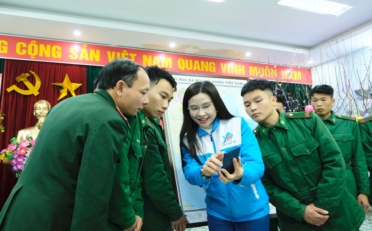 Chị Nguyễn Phạm Duy Trang thăm, tặng quà, giao lưu cùng cán bộ, chiến sĩ tại Đồn Biên phòng Cửa khẩu Quốc tế Thanh Thủy. Ảnh: Châu Linh Chị Nguyễn Phạm Duy Trang thăm, tặng quà, giao lưu cùng cán bộ, chiến sĩ tại Đồn Biên phòng Cửa khẩu Quốc tế Thanh Thủy. Ảnh: Châu Linh