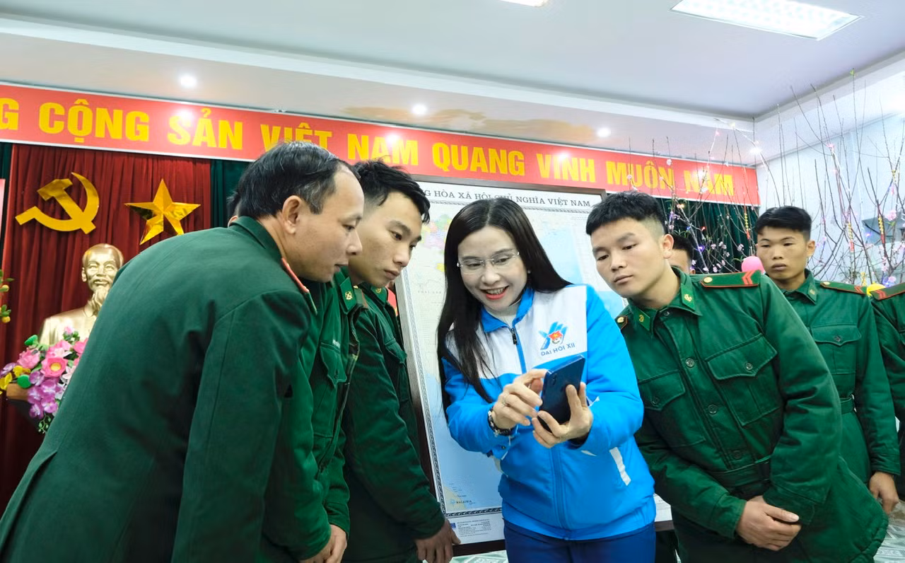 Chị Nguyễn Phạm Duy Trang thăm, tặng quà, giao lưu cùng cán bộ, chiến sĩ tại Đồn Biên phòng Cửa khẩu Quốc tế Thanh Thủy. Ảnh: Châu Linh