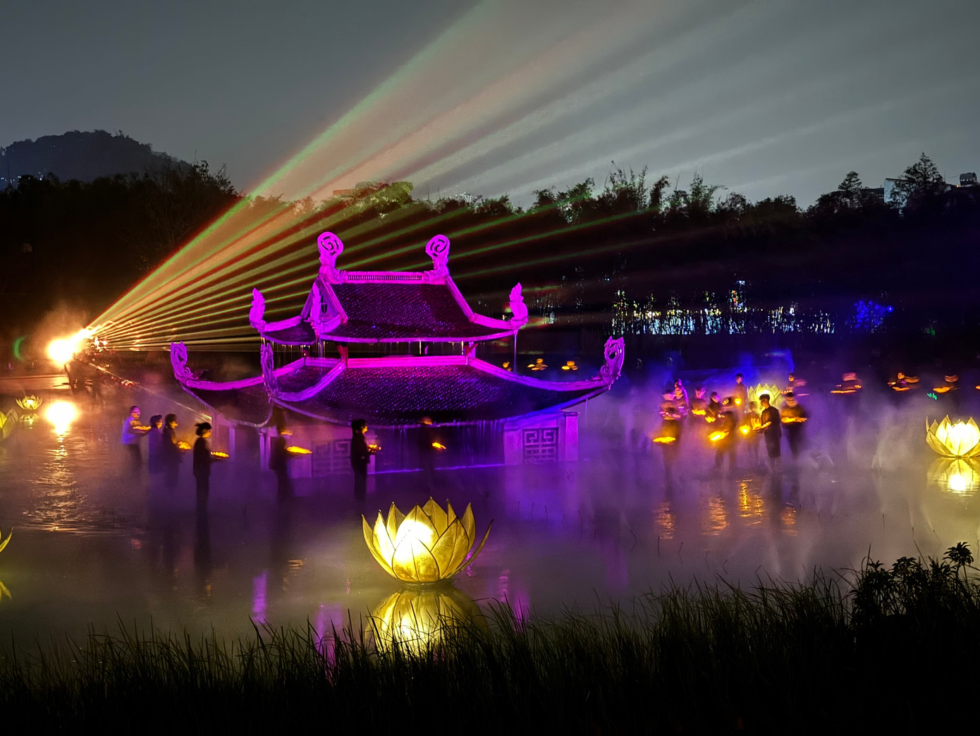 "Tinh hoa Bắc Bộ" được xây dựng tại xã Sài Sơn, huyện Quốc Oai (Hà Nội) được xem là sân khấu "thực cảnh" đầu tiên tại Việt Nam nhằm tôn vinh vẻ đẹp văn hoá Việt.