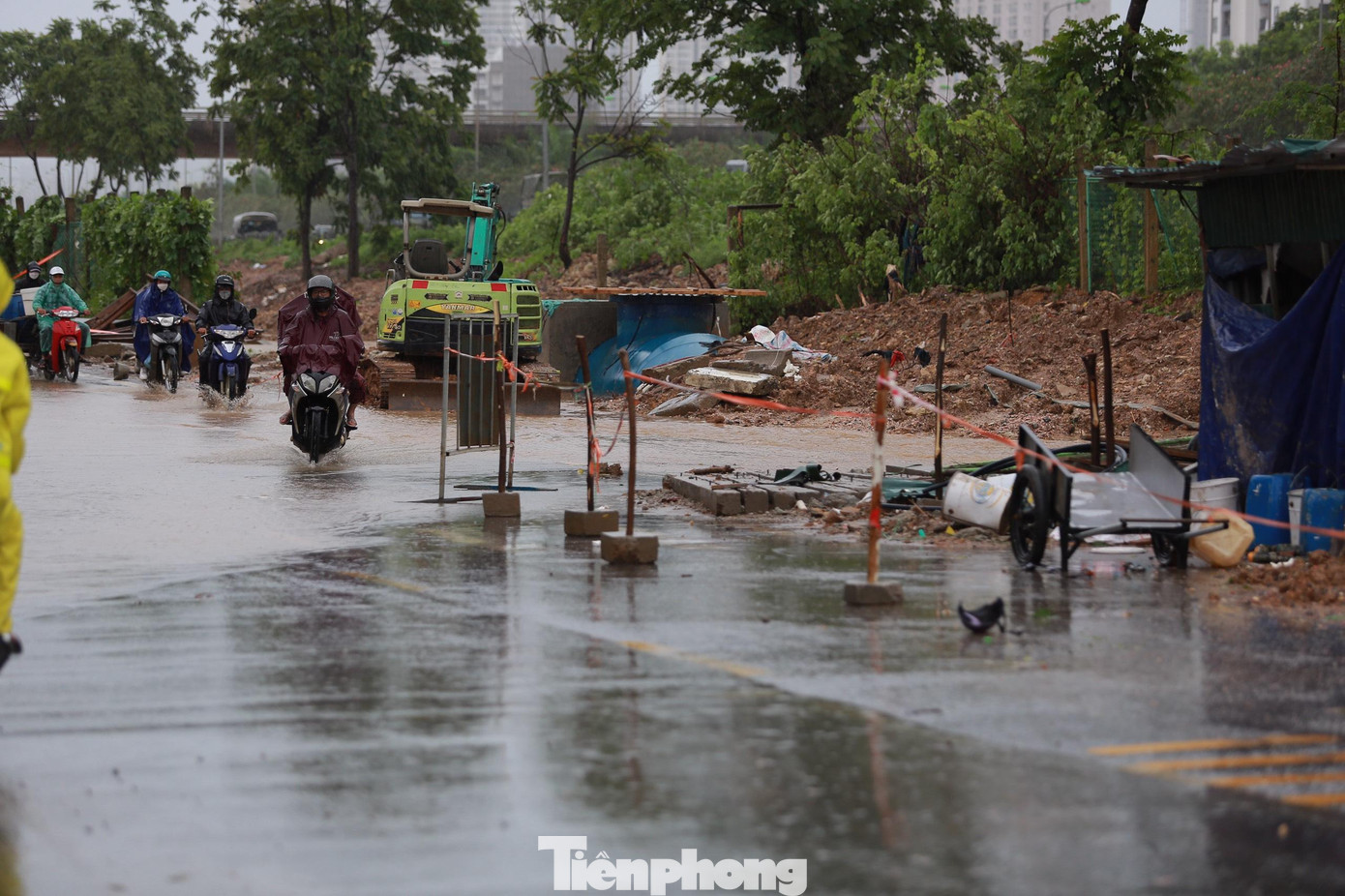 Đoạn từ nút giao cầu vượt Phú Đô (Nam Từ Liêm) đến nút giao với đường Lê Trọng Tấn (huyện Hoài Đức) vẫn lập hàng rào sơ sài, chiếm dụng lòng đường.