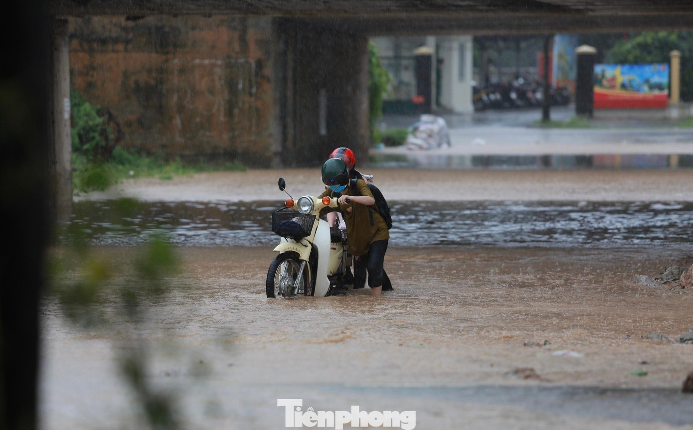 Nhiều người phải dắt xe sau khi đi qua hầm chui gần cầu vượt An Khánh (Hoài Đức, Hà Nội).