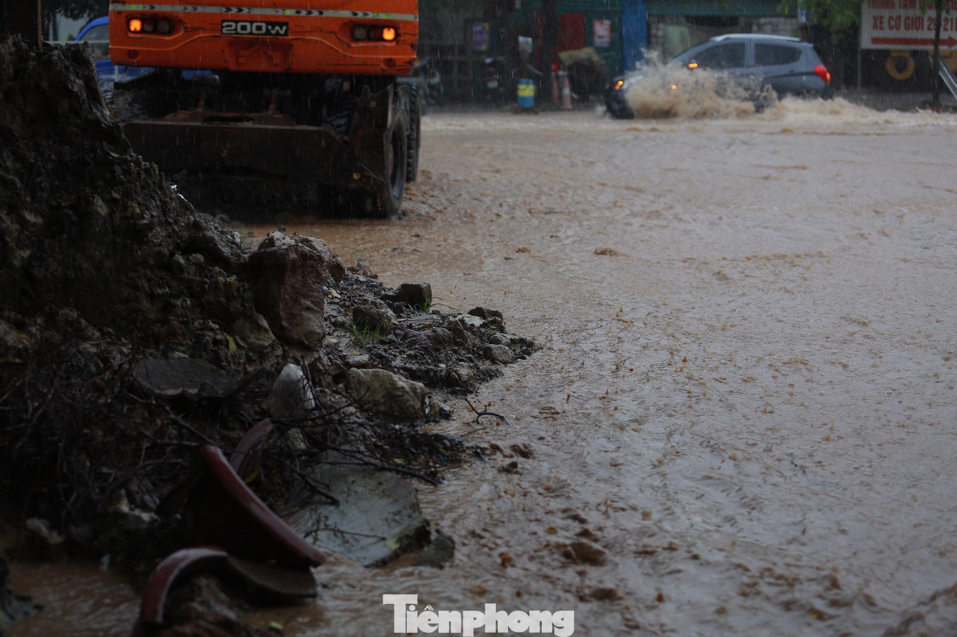 Nhiều bùn đất từ dự án đang thi công đường gom Đại lộ Thăng Long ảnh hưởng đến môi trường.