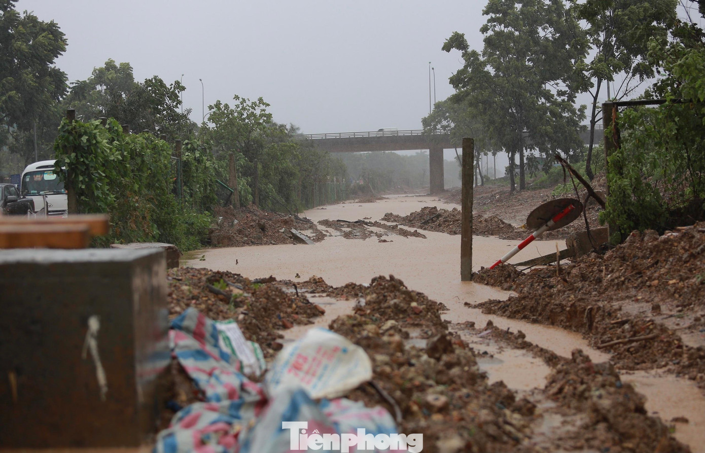 Theo ông Hoàng Ngọc Đức - Đội trưởng Đội TTGT quận Nam Từ Liêm (Sở GTVT Hà Nội) cho biết, dự án mở rộng đường gom Đại lộ Thăng Long đoạn đi qua địa bàn quận Nam Từ Liêm do một Tập đoàn kinh doanh bất động sản đầu tư và thi công. Dự án này được Sở GTVT Hà Nội cấp phép thi công nhưng hiện nay đã hết phép và chưa được cấp lại. Hiện công trình vẫn đang ngổn ngang gây ra ùn tắc.