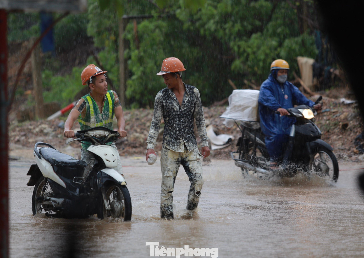 Một số đoạn đường trên tuyến đường gom Đại lộ Thăng Long đoạn từ cầu vượt Phú Đô đến nút giao Lê Trọng Tấn dài 7,5km đã ngập úng sau gần 2 tiếng mưa lớn.