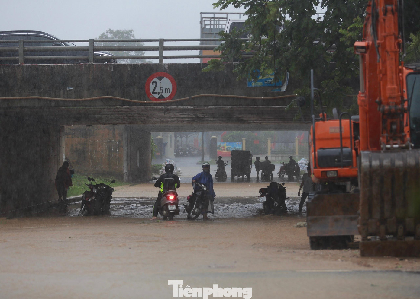 Đường gom Đại lộ Thăng Long được thực hiện để khắc phục tình trạng thường xuyên ngập úng, ùn tắc giao thông nhưng đến nay công trình vẫn đang trong tình trạng ngổn ngang, mỗi khi mưa xuống lại xuất hiện tình trạng nước tù đọng.