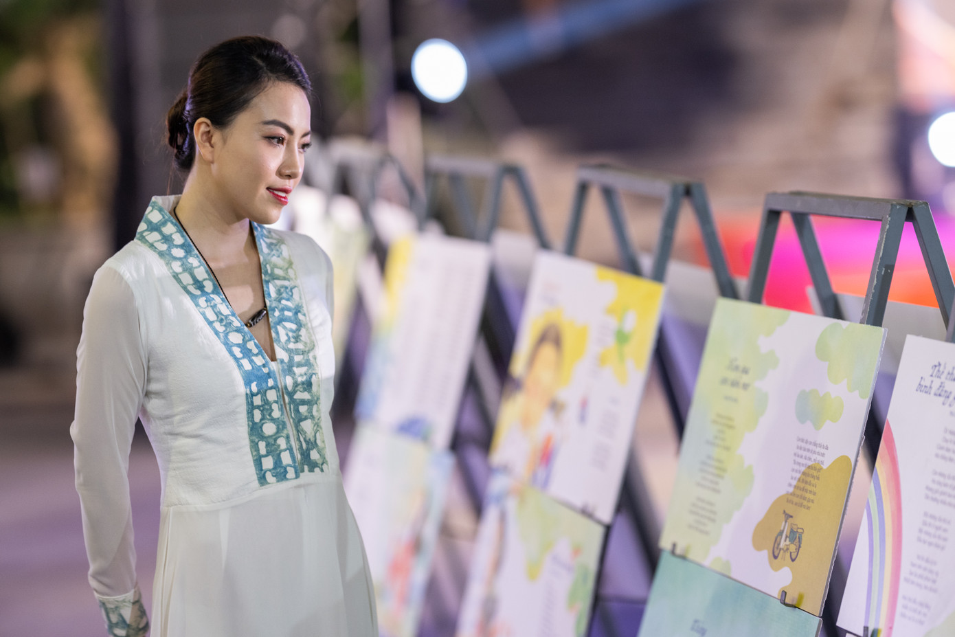 Triển lãm đã thu hút nhiều bạn trẻ và người dân tham quan.