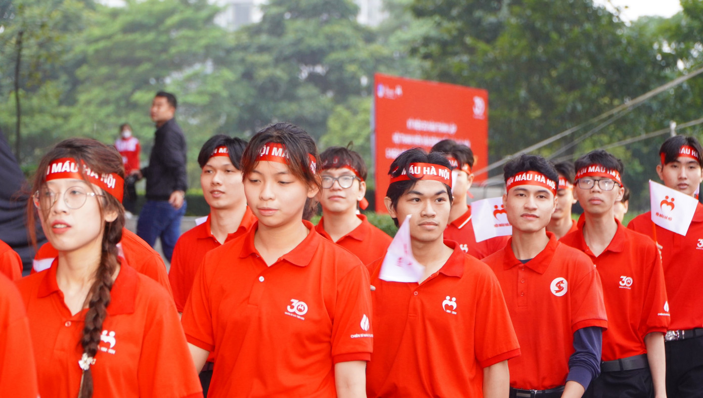 Sinh viên, đoàn viên, thanh niên Thủ đô hăng hái tham gia vận động hiến máu, góp phần vào sự thành công của 30 năm hành trình nhân ái và tiến bộ của Hội thanh niên vận động hiến máu Hà Nội.