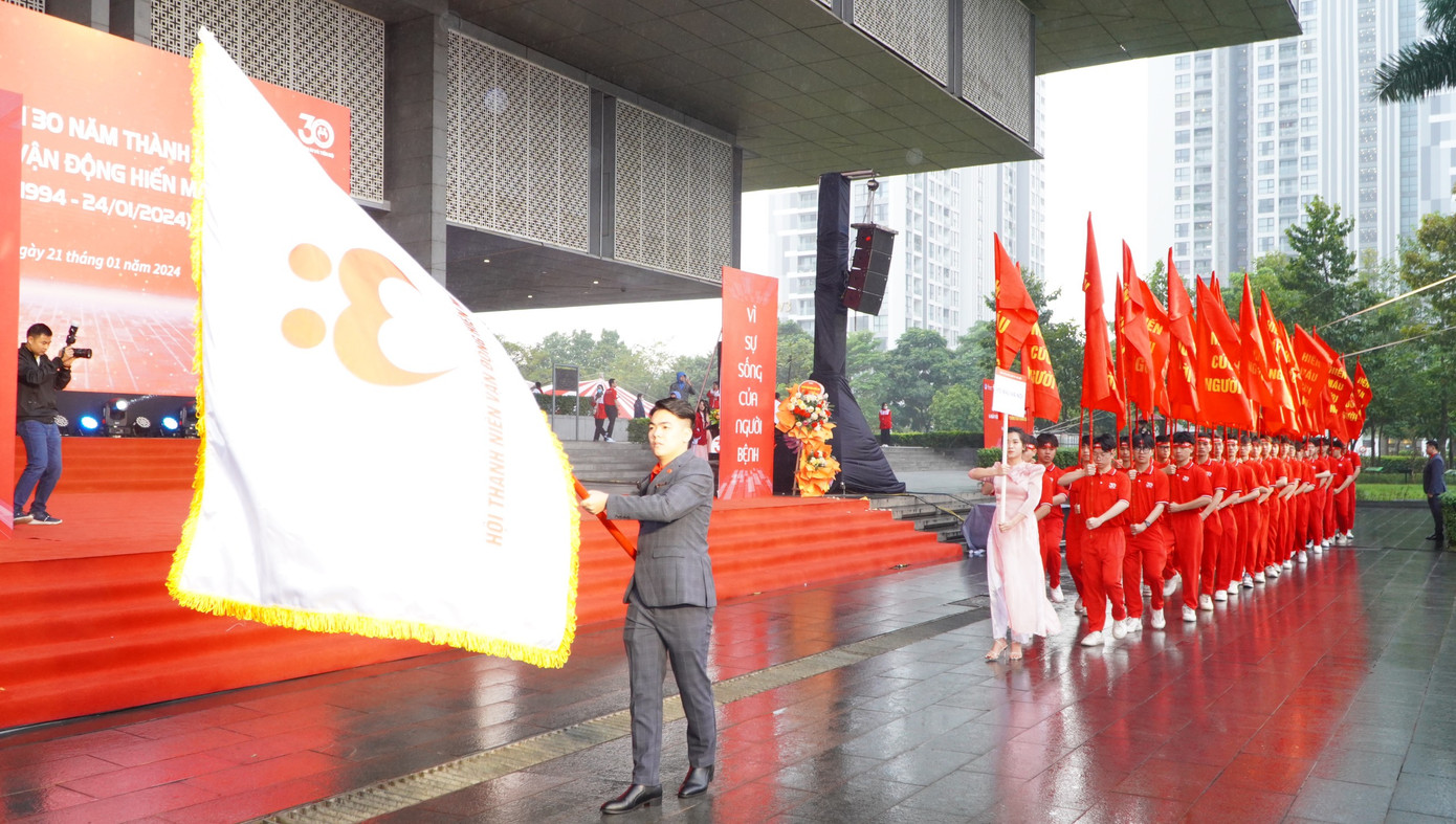 Diễu hành, biểu dương các lực lượng tình nguyện viên vận động hiến máu.