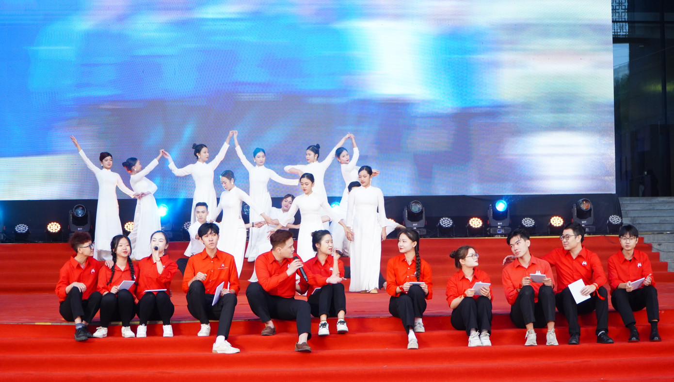 Các tiết mục văn nghệ đặc sắc chào mừng Lễ kỷ niệm.