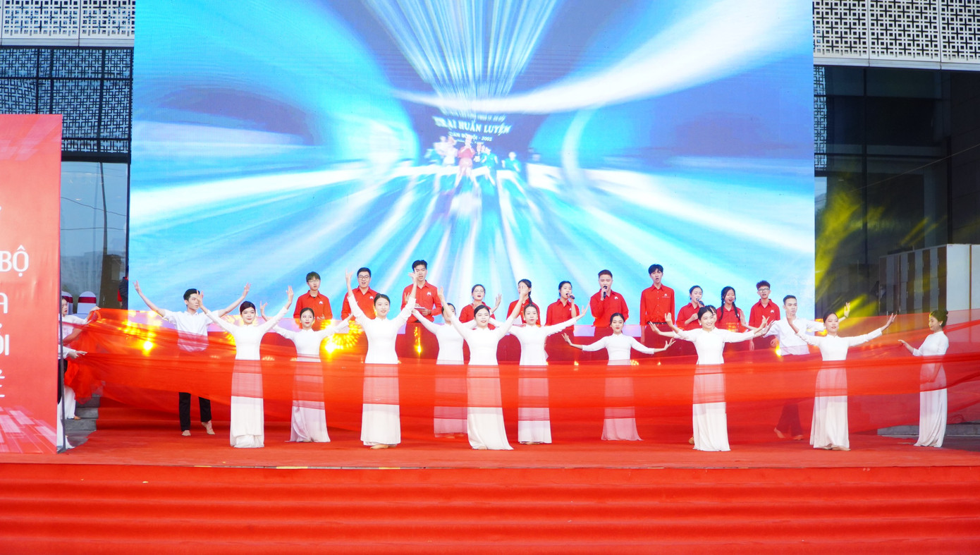 Các tiết mục văn nghệ đặc sắc chào mừng Lễ kỷ niệm.