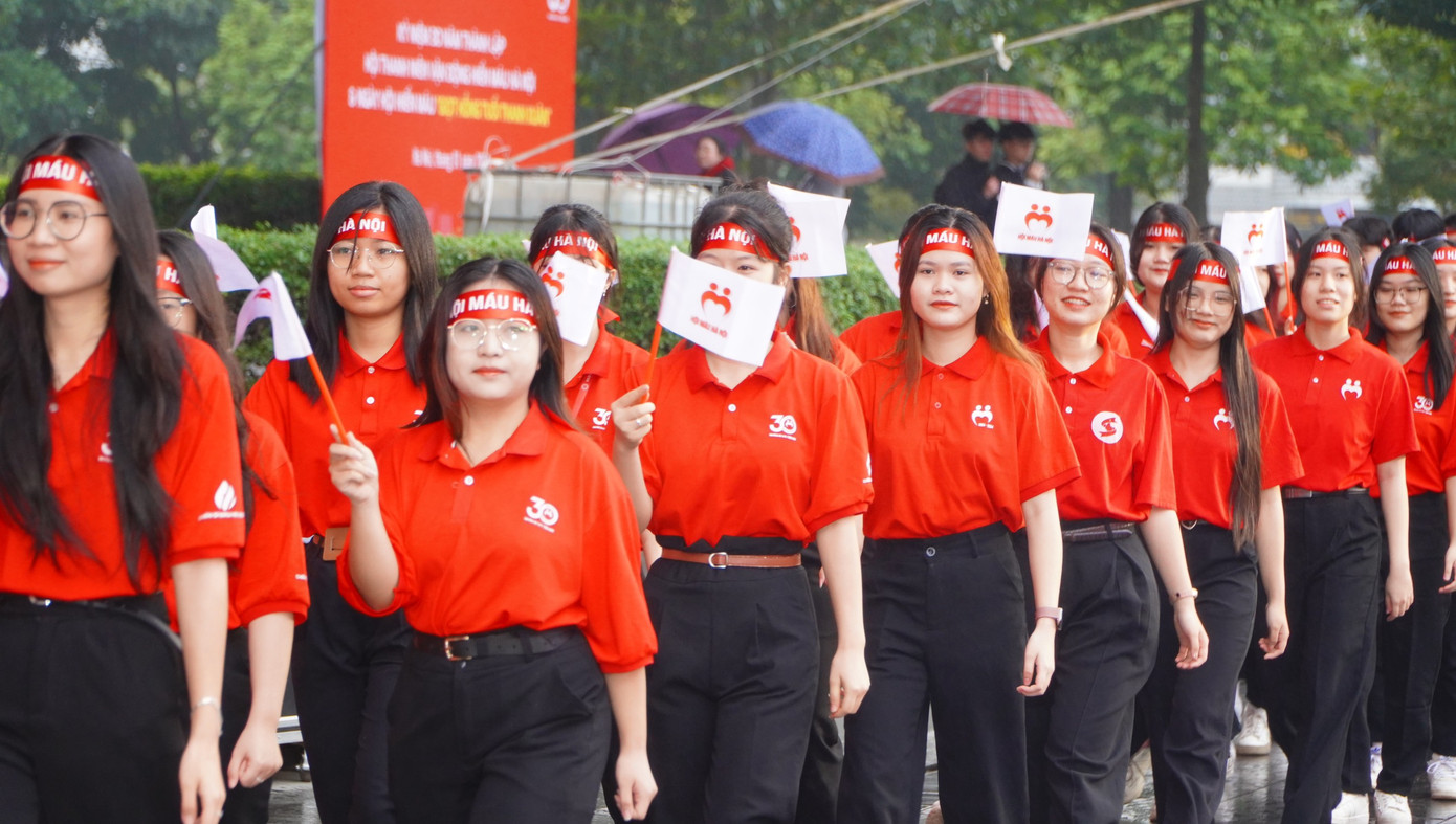 Sinh viên, đoàn viên, thanh niên Thủ đô hăng hái tham gia vận động hiến máu, góp phần vào sự thành công của 30 năm hành trình nhân ái và tiến bộ của Hội thanh niên vận động hiến máu Hà Nội.
