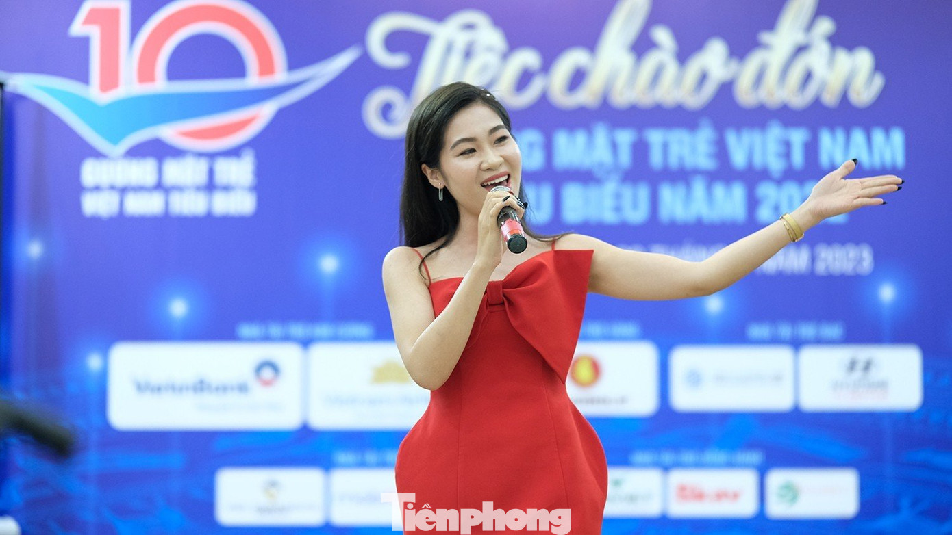 Gương mặt trẻ Việt Nam tiêu biểu Nguyễn Thị Ngọc Hà (ca sĩ Hà Myo) giao lưu tại chương trình.