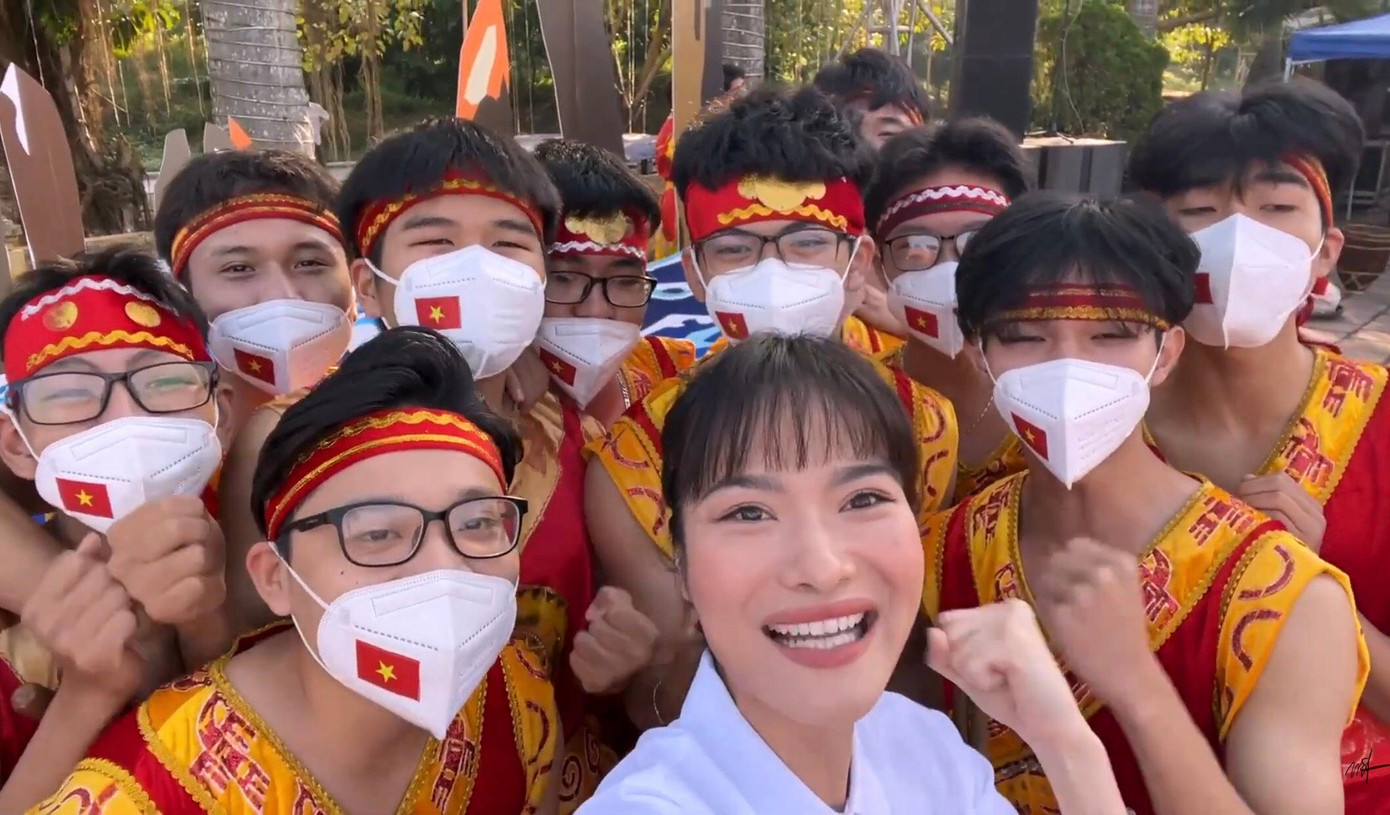 Cô cùng các bạn học sinh hô to tên Hoàng Khánh.