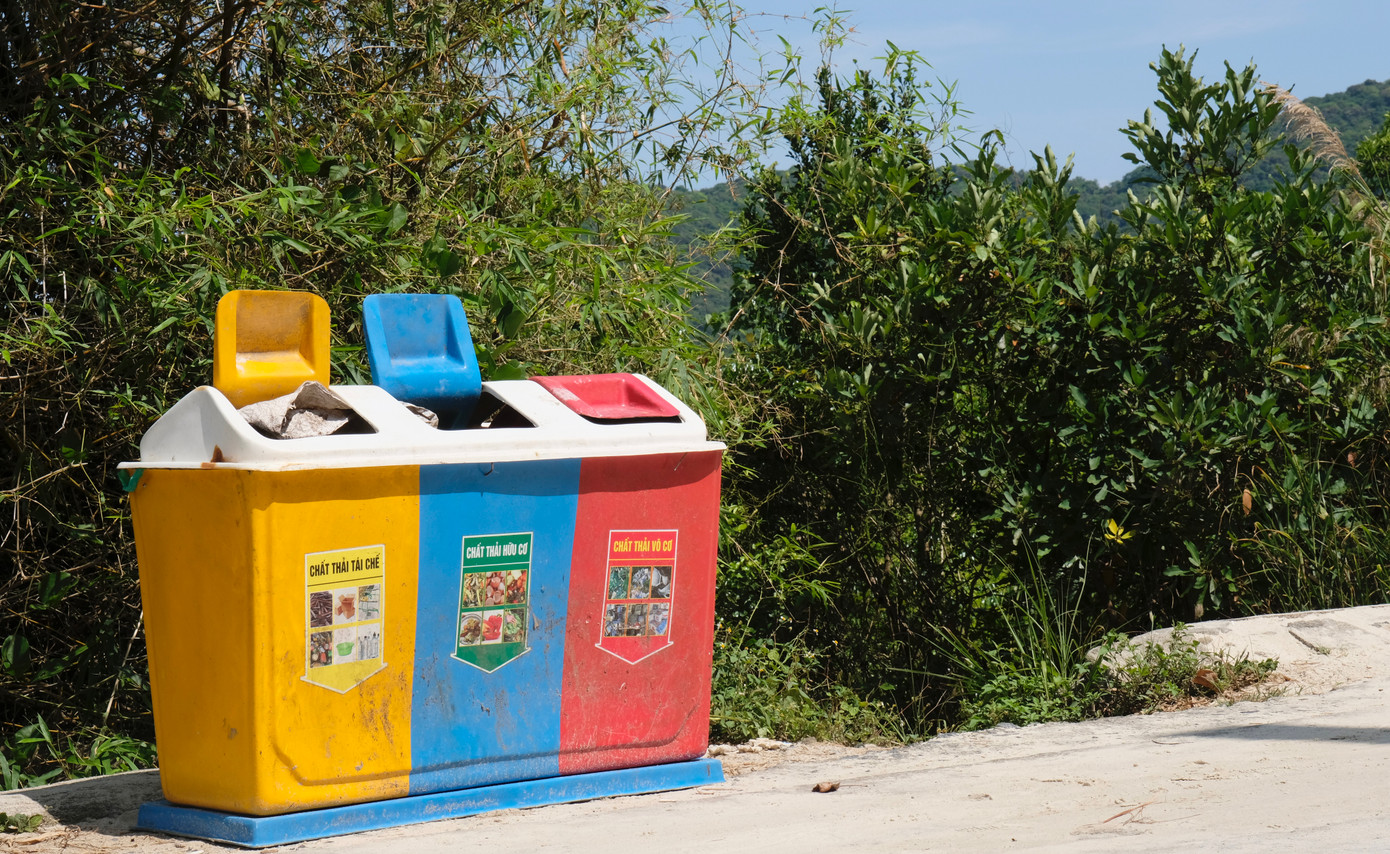 Cụm đảo Cù Lao Chàm có 8 đảo (hòn Khô mẹ, hòn Khô con, hòn Lá, hòn Mồ, hòn Dài, hòn Lao, hòn Tai, và hòn Ông) và 9 bãi biển trong xanh (bãi Bấc, bãi Làng, bãi Ông, bãi Xếp, bãi Chồng, bãi Bìm, bãi Hương, bãi Tra và bãi Nần). Trên mỗi bãi biển đều được thiết kế 3 thùng rác có chỉ dẫn phân loại (chất thải tái chế, chất thải hữu cơ, chất thải vô cơ). Ảnh: Châu Linh Cụm đảo Cù Lao Chàm có 8 đảo (hòn Khô mẹ, hòn Khô con, hòn Lá, hòn Mồ, hòn Dài, hòn Lao, hòn Tai, và hòn Ông) và 9 bãi biển trong xanh (bãi Bấc, bãi Làng, bãi Ông, bãi Xếp, bãi Chồng, bãi Bìm, bãi Hương, bãi Tra và bãi Nần). Trên mỗi bãi biển đều được thiết kế 3 thùng rác có chỉ dẫn phân loại (chất thải tái chế, chất thải hữu cơ, chất thải vô cơ). Ảnh: Châu Linh