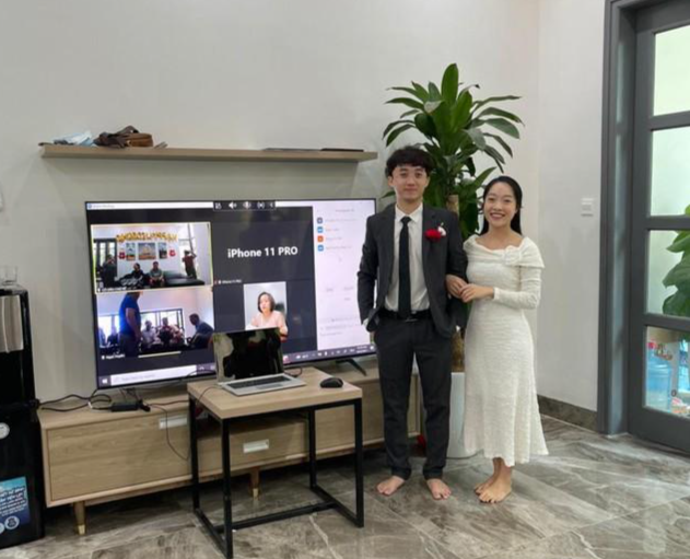 Chân dung cặp đôi trẻ tổ chức đám cưới online tại nhà. Chân dung cặp đôi trẻ tổ chức đám cưới online tại nhà.