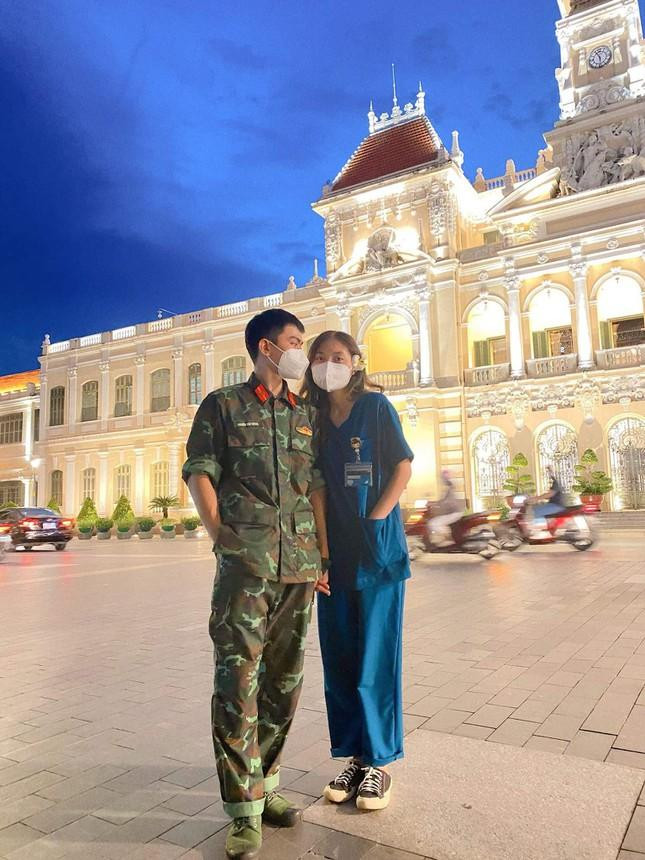 Vương chính thức trở lại Hà Nội vào giữa tháng 10, đây cũng là thời điểm cả hai bắt đầu phải yêu xa.