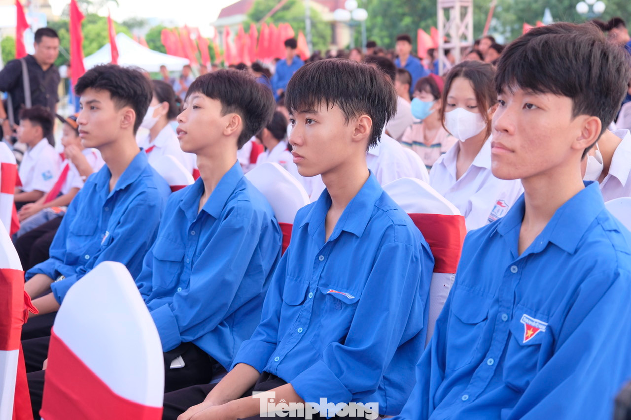 Đoàn viên, thanh niên dự lễ ra quân Ngày cao điểm “Tình nguyện chung tay xây dựng nông thôn mới và Ngày Chủ nhật xanh”. Ảnh: C.Linh Đoàn viên, thanh niên dự lễ ra quân Ngày cao điểm “Tình nguyện chung tay xây dựng nông thôn mới và Ngày Chủ nhật xanh”. Ảnh: C.Linh