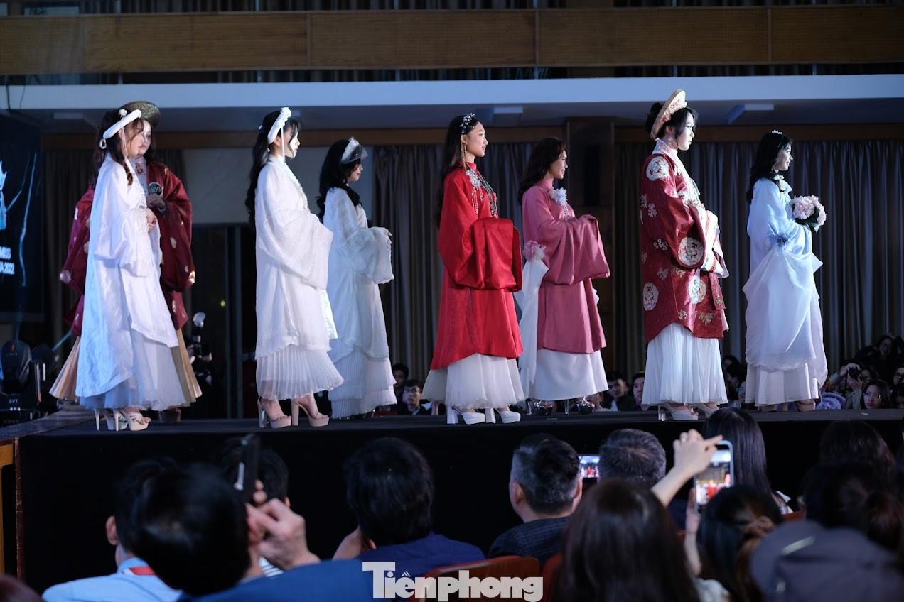 Các nữ sinh thể hiện thần thái tự tin với cổ phục.