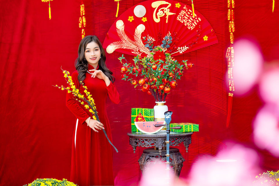 Các studio cũng bắt kịp xu thế, trang trí theo phong cách Tết truyền thống để thu hút khách hàng đến thuê studio chụp ảnh theo giờ. Các studio cũng bắt kịp xu thế, trang trí theo phong cách Tết truyền thống để thu hút khách hàng đến thuê studio chụp ảnh theo giờ.