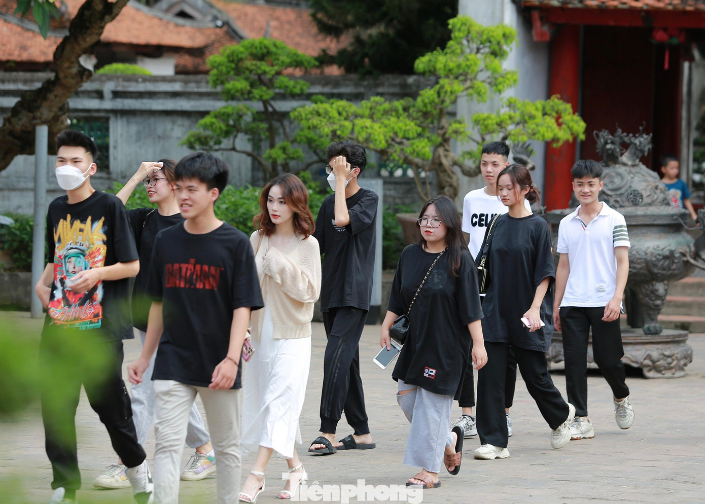 Các nhóm học sinh lớp 12 tranh thủ ngày nghỉ cuối tuần cùng nhau đến Văn Miếu. Có bạn mang theo bút chì, thước... những đồ dùng làm bài thi để "xin vía" may mắn.