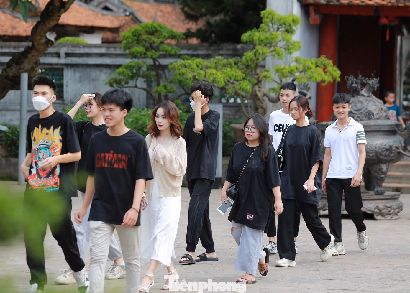 Các nhóm học sinh lớp 12 tranh thủ ngày nghỉ cuối tuần cùng nhau đến Văn Miếu. Có bạn mang theo bút chì, thước... những đồ dùng làm bài thi để "xin vía" may mắn.