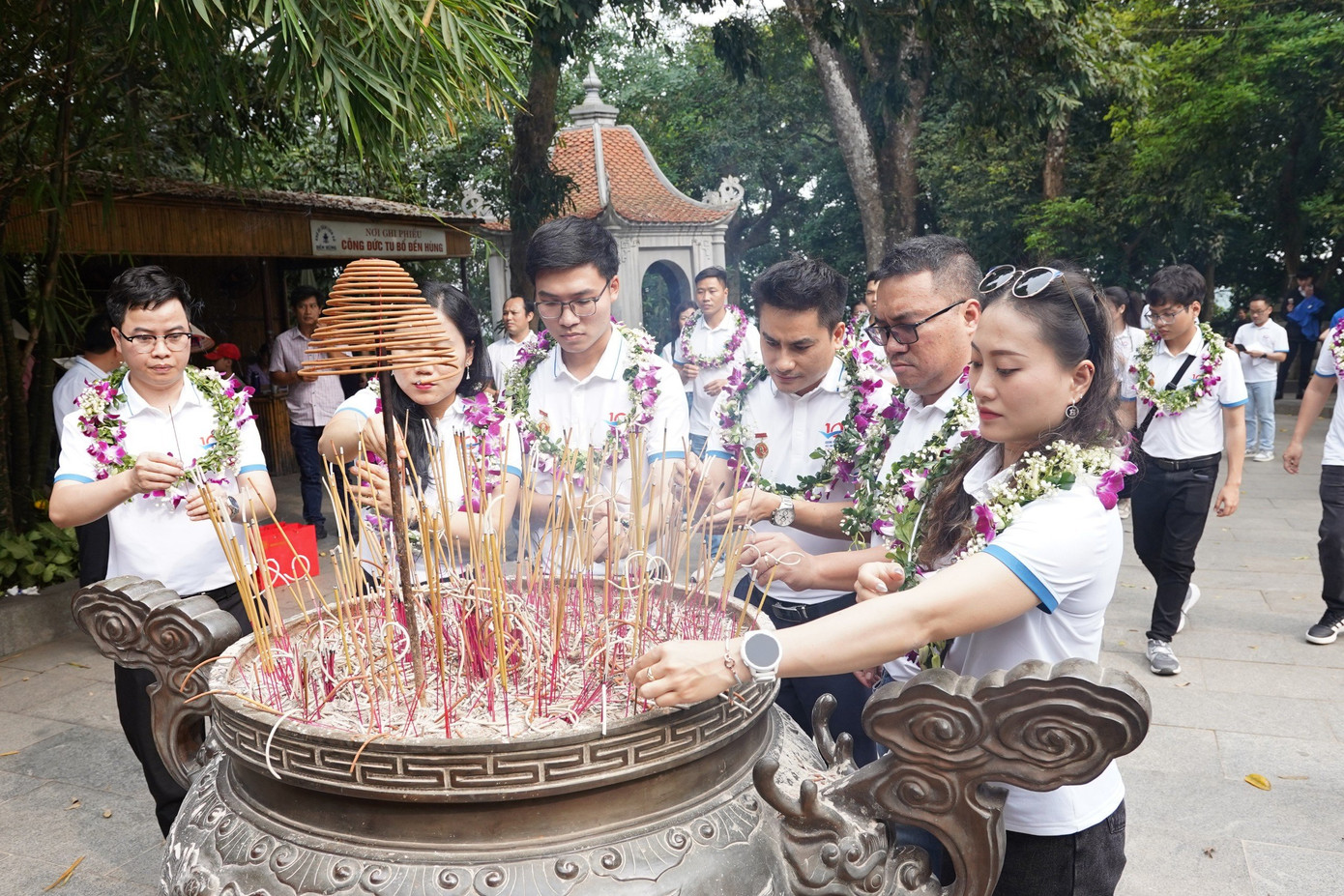 Các đại biểu và các gương mặt trẻ dâng hương tại Đền Hùng.