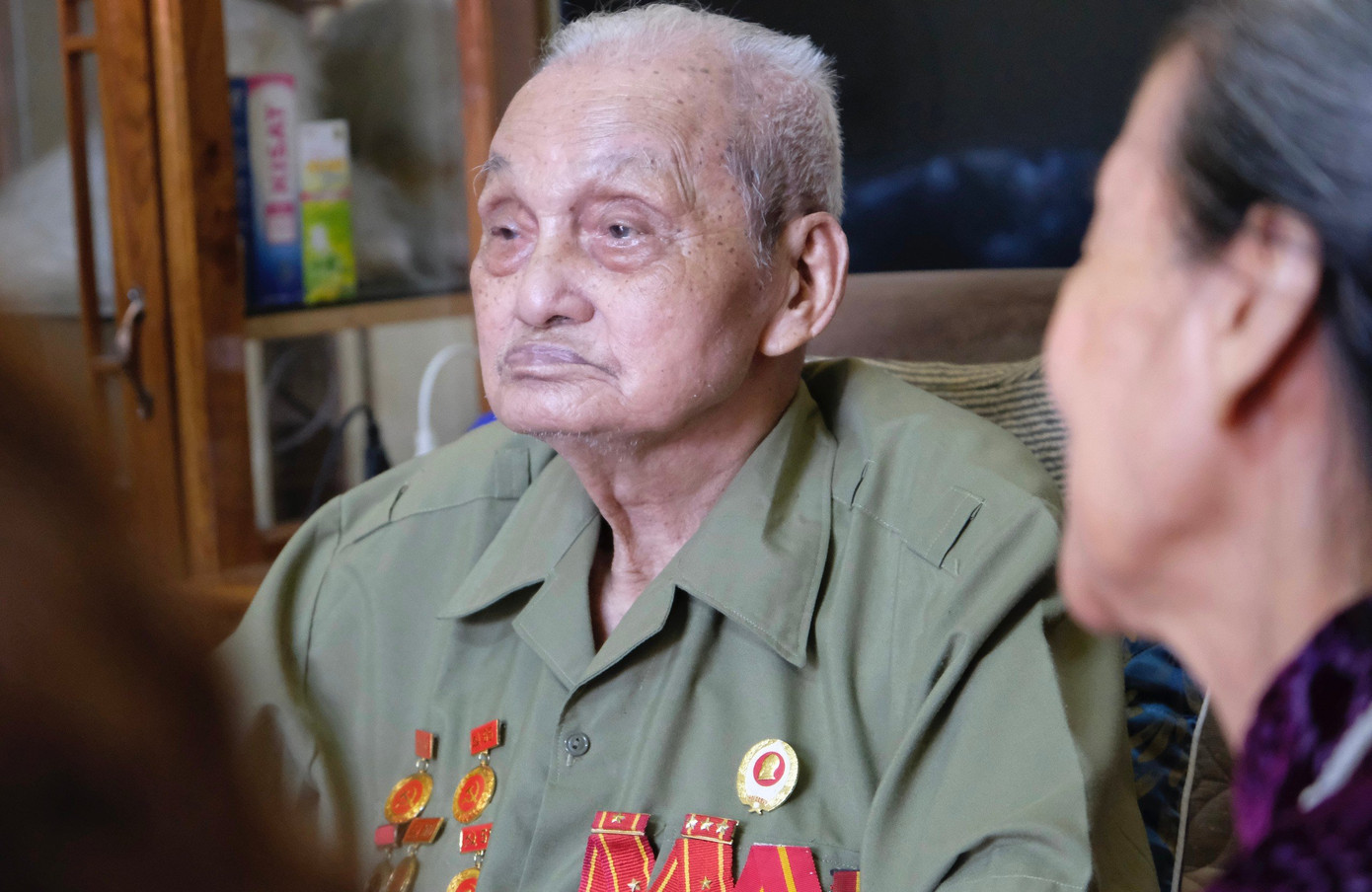 Ông Hoàng Đình Huệ đã nhận Huân chương kháng chiến chống Mỹ hạng Nhất, Nhì, Ba. Ảnh: Châu Linh Ông Hoàng Đình Huệ đã nhận Huân chương kháng chiến chống Mỹ hạng Nhất, Nhì, Ba. Ảnh: Châu Linh