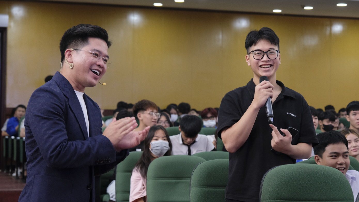 Sinh viên sôi nổi thảo luận, chia sẻ về tầm quan trọng của việc làm chủ bản thân. Ảnh: Châu Linh Sinh viên sôi nổi thảo luận, chia sẻ về tầm quan trọng của việc làm chủ bản thân. Ảnh: Châu Linh