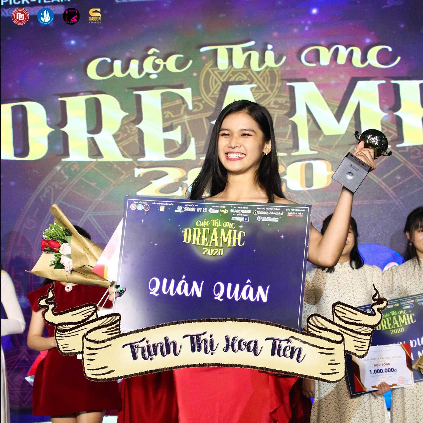 Hoa Tiên đạt danh hiệu quán quân cuộc thi MC tại trường đại học. Hoa Tiên đạt danh hiệu quán quân cuộc thi MC tại trường đại học.