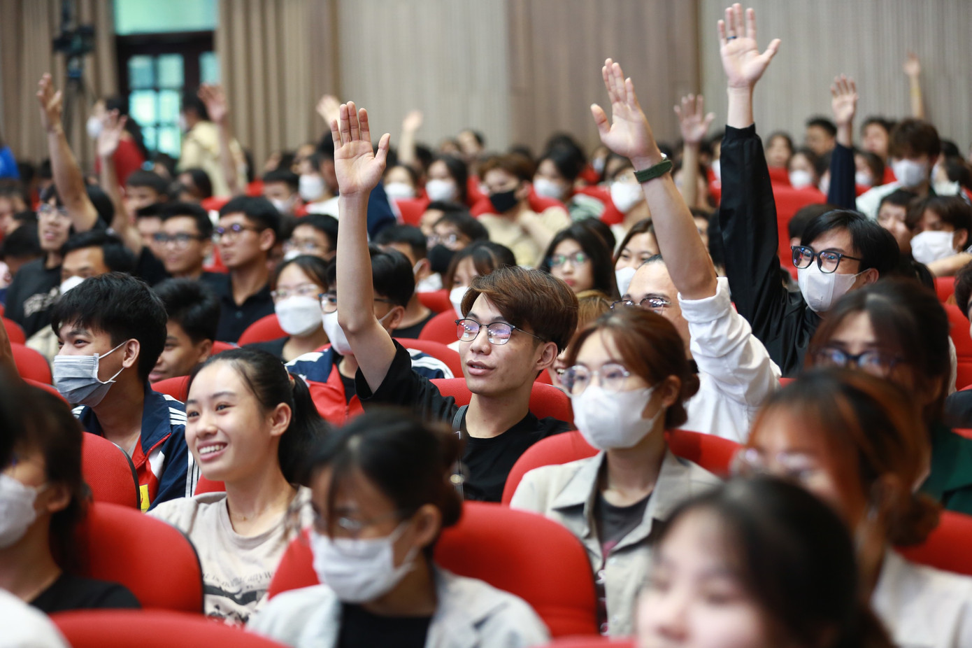 Sinh viên trường Đại học Công nghiệp sôi nổi đưa ra câu hỏi tại tọa đàm. Ảnh: Châu Linh