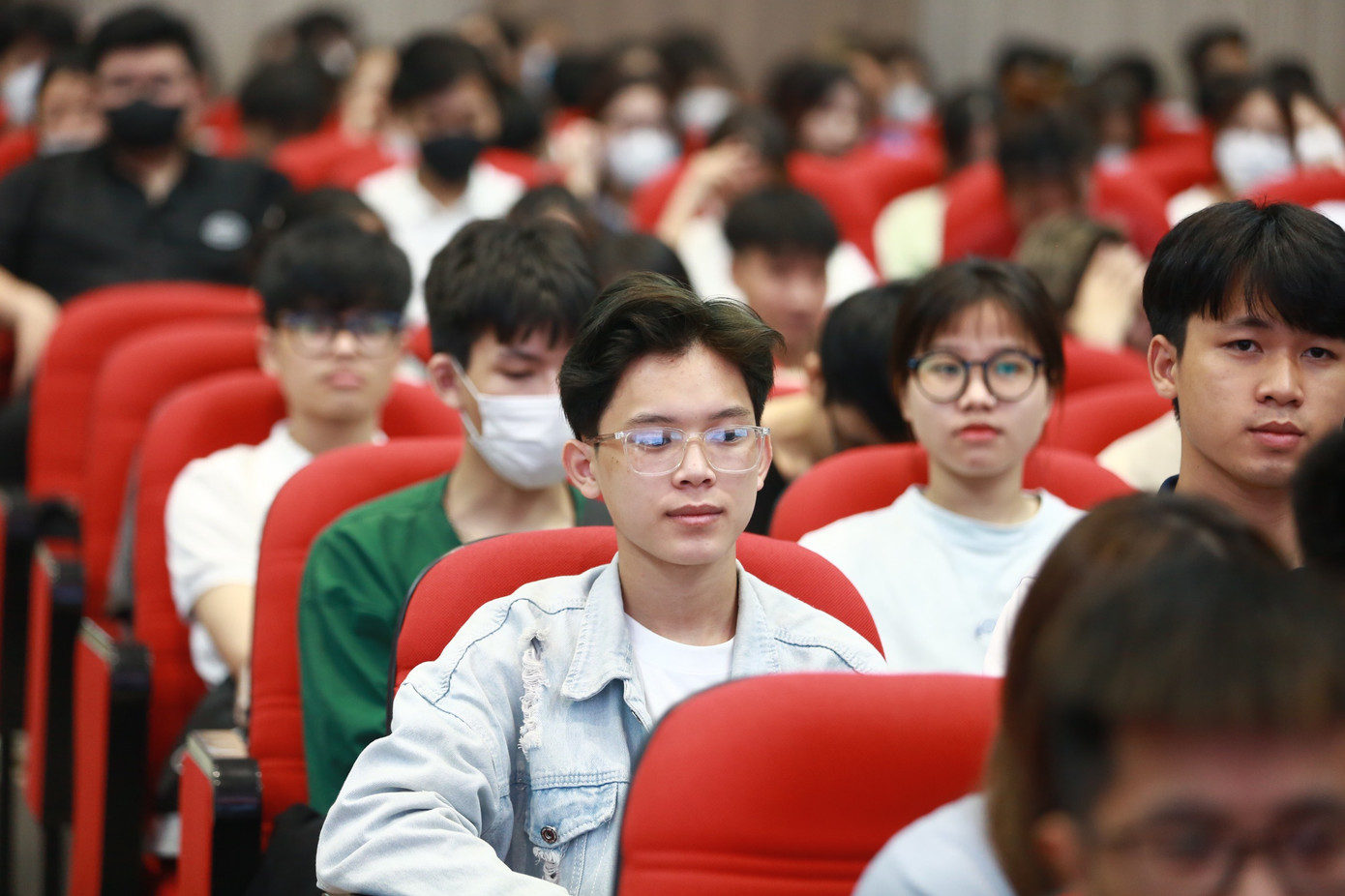 Sinh viên trường Đại học Công nghiệp sôi nổi đưa ra câu hỏi tại tọa đàm. Ảnh: Châu Linh