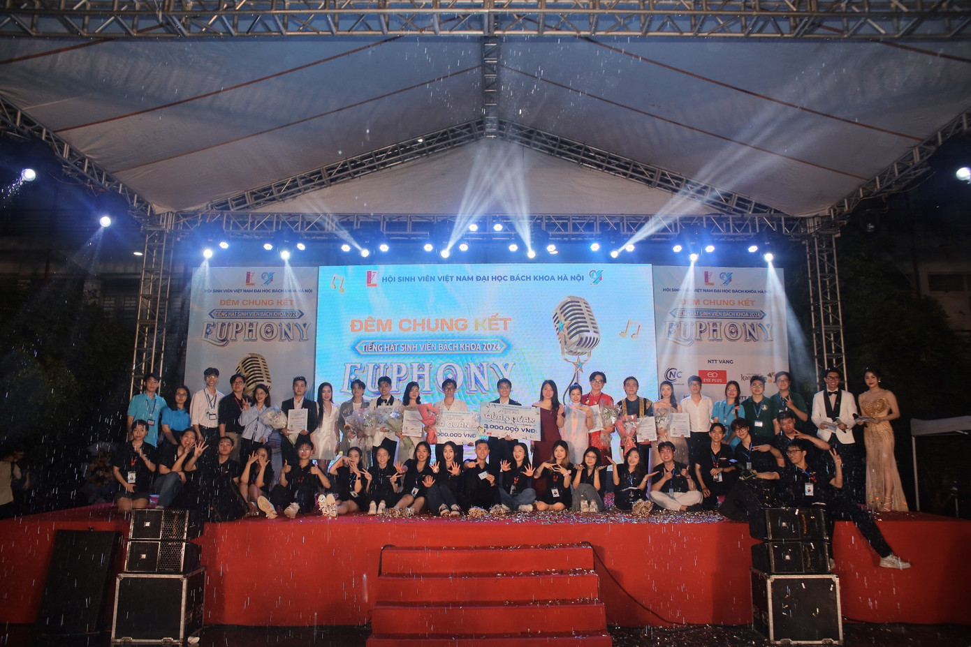 Thí sinh Nguyễn Khắc Hồng Dương đã giành ngôi vị Quán quân cuộc thi Tiếng hát sinh viên Bách khoa.