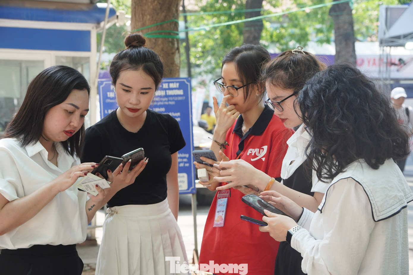 Sinh viên trải nghiệm, tìm hiểu về các công cụ số. Ảnh: Châu Linh