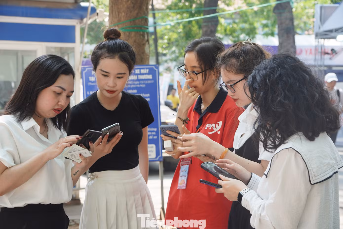 Sinh viên trải nghiệm, tìm hiểu về các công cụ số. Ảnh: Châu Linh