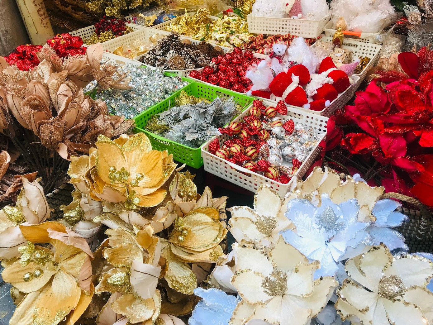 "Mình và bạn trai năm nay ở nhà và lên các trang thương mại điện tử để đặt mua đồ trang trí chứ không đi mua trực tiếp. Mình giới hạn trong khoảng 2 triệu cho đồ trang trí Noel bao gồm cây thông tươi, bông tuyết, hộp quà và đã đặt online được vài hôm. Mình nghĩ, đây là một khoản chi không nhiều để có được không gian ấm ấp bên những người thân dịp Noel sắp tới", bạn Hà Trang (26 tuổi, sống ở quận Hoàn Kiếm, Hà Nội) chia sẻ.