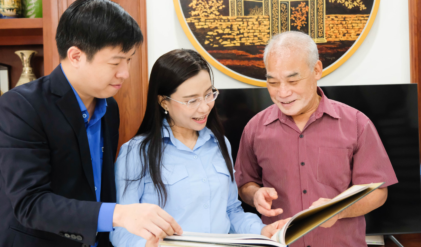 Dịp này, chị Nguyễn Phạm Duy Trang cũng gửi tặng ông Nguyễn Vinh Hiển một số cuốn sách về thiếu niên, nhi đồng. Ảnh: Châu Linh Dịp này, chị Nguyễn Phạm Duy Trang cũng gửi tặng ông Nguyễn Vinh Hiển một số cuốn sách về thiếu niên, nhi đồng. Ảnh: Châu Linh