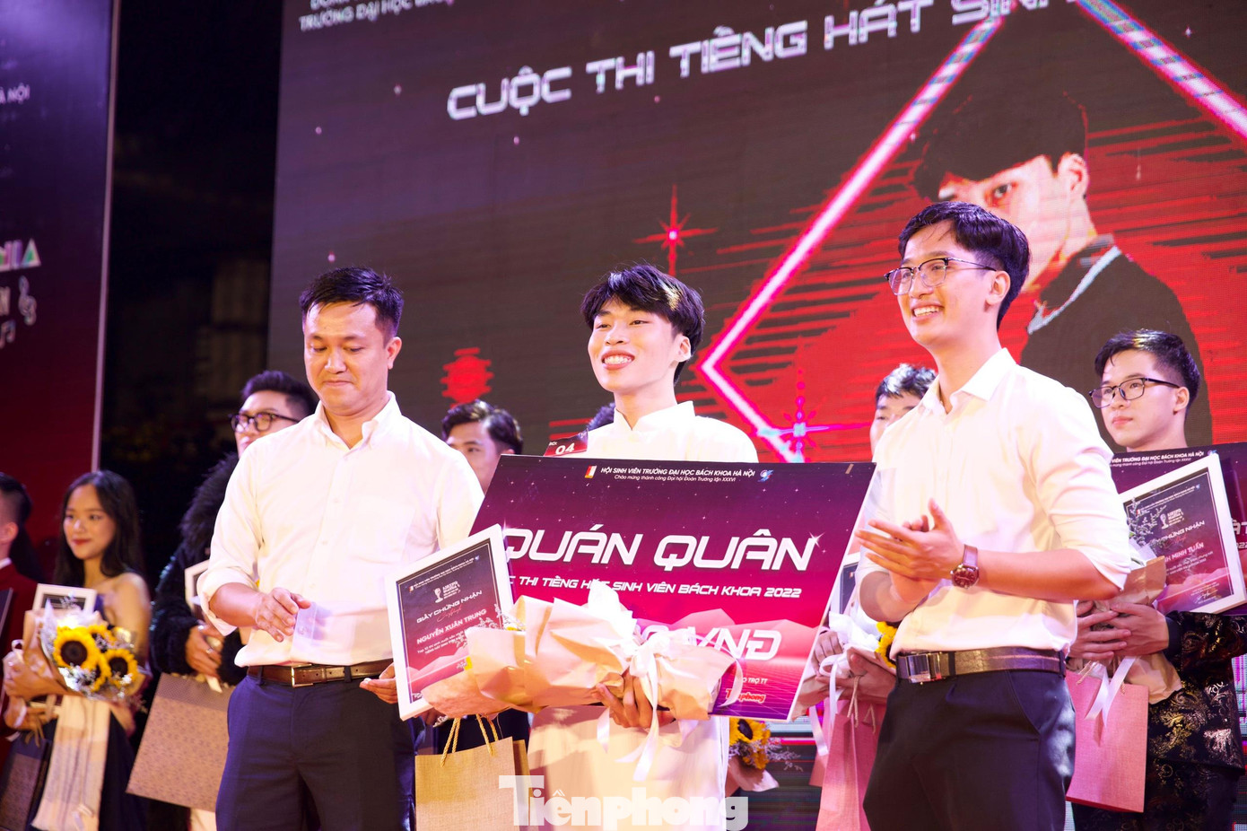 Đại diện Hội sinh viên Đại học Bách Khoa trao quà và giấy chứng nhận cho Quán quân cuộc thi "Tiếng hát sinh viên Bách Khoa". Đại diện Hội sinh viên Đại học Bách Khoa trao quà và giấy chứng nhận cho Quán quân cuộc thi "Tiếng hát sinh viên Bách Khoa".