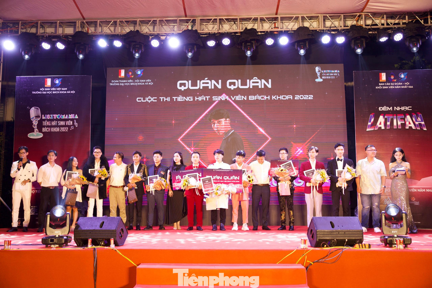 10 thí sinh xuất sắc dự thi đêm chung kết chụp ảnh cùng ban giám khảo và cán bộ Đoàn trường. 10 thí sinh xuất sắc dự thi đêm chung kết chụp ảnh cùng ban giám khảo và cán bộ Đoàn trường.