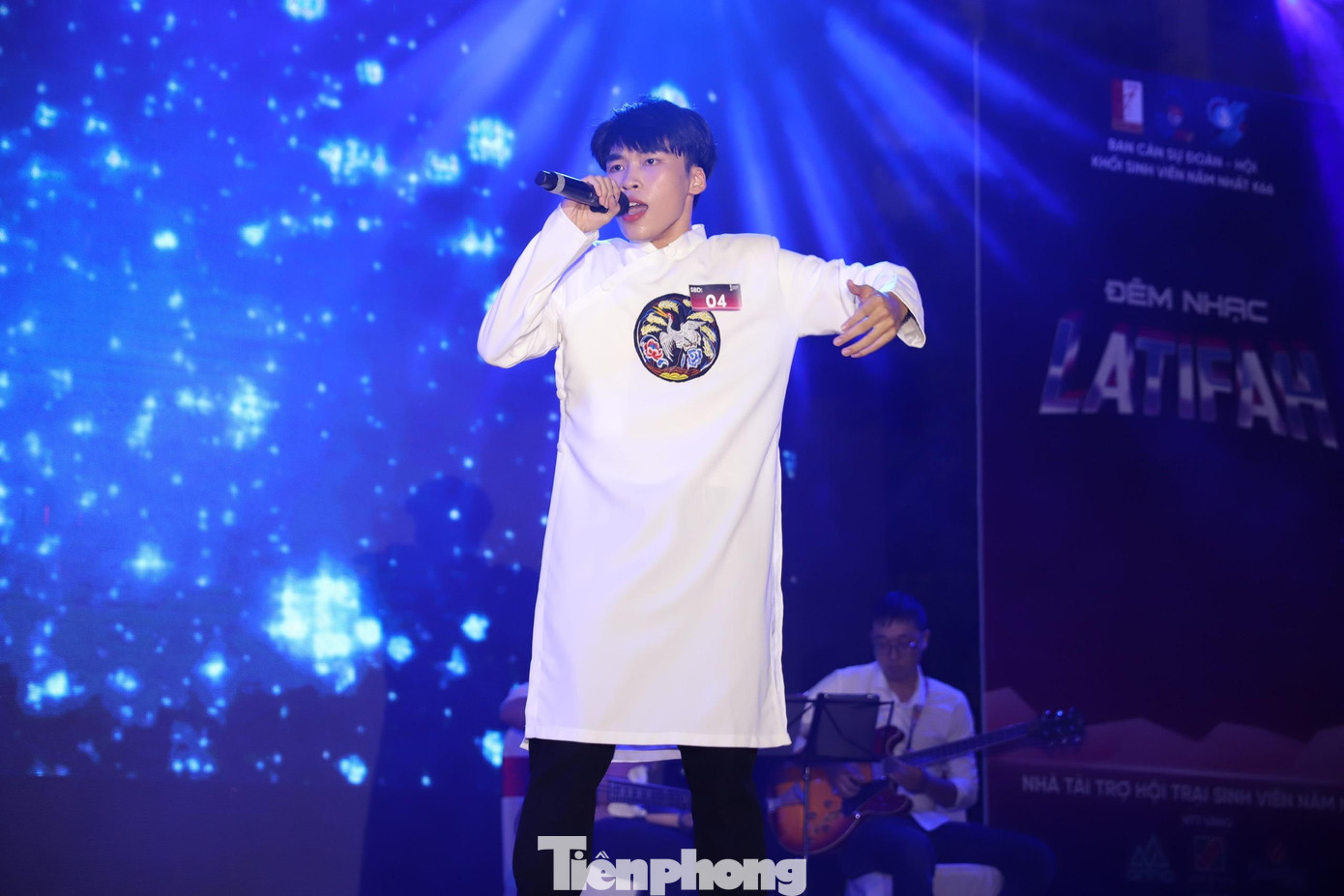 Phần trình diễn của thí sinh Nguyễn Xuân Trung (ngành Tài chính ngân hàng, Đại học Bách Khoa Hà Nội). Phần trình diễn của thí sinh Nguyễn Xuân Trung (ngành Tài chính ngân hàng, Đại học Bách Khoa Hà Nội).