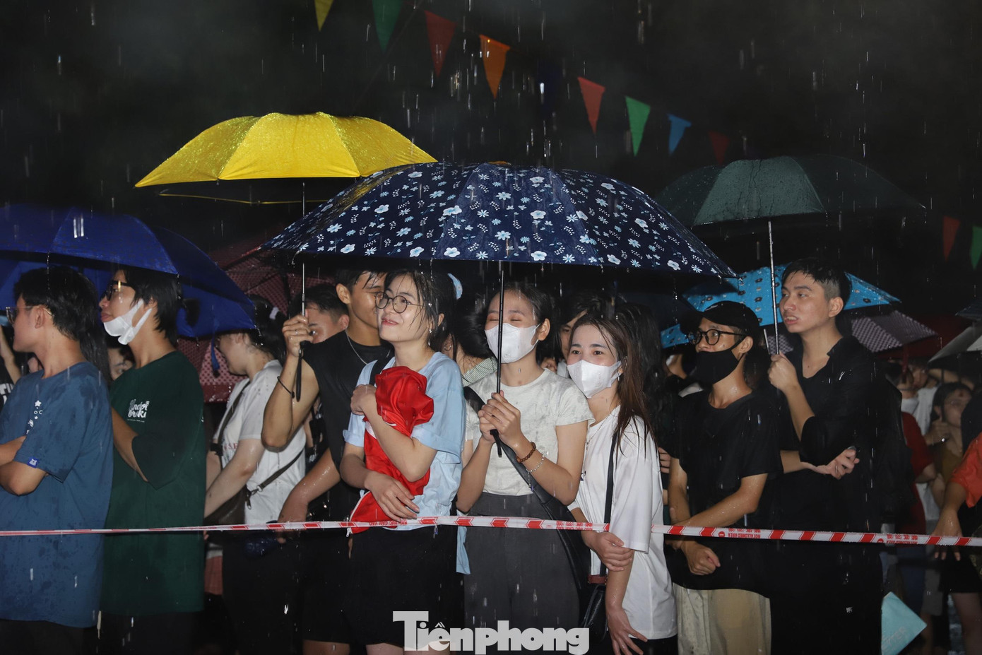 Mặc dù trời mưa nhưng các bạn sinh viên trường Đại học Bách Khoa vẫn "cháy hết mình" cùng các thí sinh và ca sĩ khách mời Da Lab. Mặc dù trời mưa nhưng các bạn sinh viên trường Đại học Bách Khoa vẫn "cháy hết mình" cùng các thí sinh và ca sĩ khách mời Da Lab.