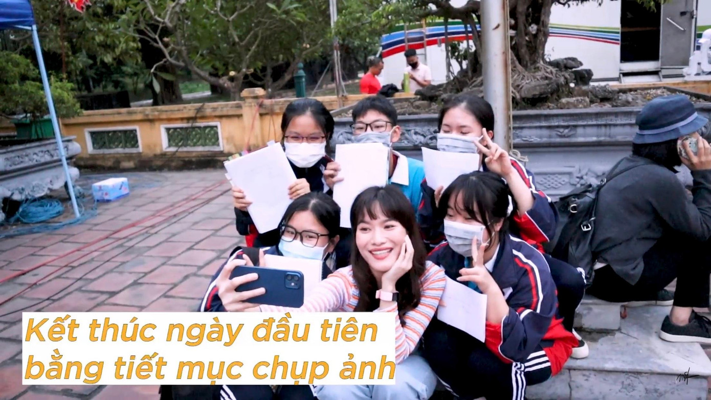 Nhiều bạn học sinh tranh thủ ra xin chữ ký MC Mai Trang và chụp ảnh làm kỷ niệm.