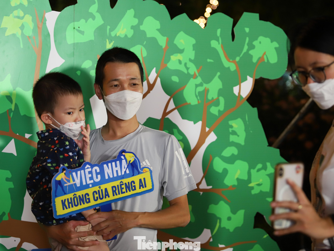 Một gia đình chụp ảnh tại chương trình tổng kết chiến dịch "Thanh niên chuẩn - Nói không với định kiến giới".