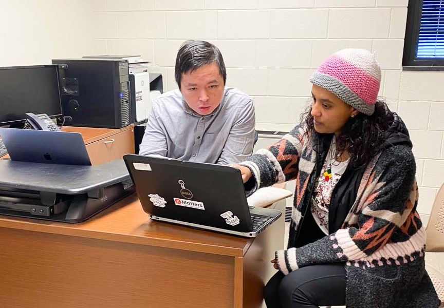 TS Châu đang hướng dẫn sinh viên. TS Châu đang hướng dẫn sinh viên.