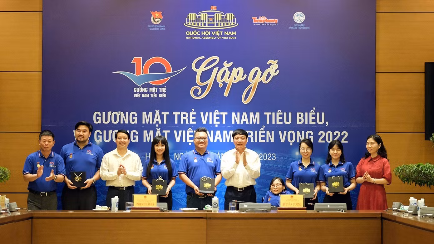 Tổng Thư ký Quốc hội, Chủ nhiệm Văn phòng Quốc hội Bùi Văn Cường tặng quà các Gương mặt trẻ Việt Nam triển vọng năm 2022. Tổng Thư ký Quốc hội, Chủ nhiệm Văn phòng Quốc hội Bùi Văn Cường tặng quà các Gương mặt trẻ Việt Nam triển vọng năm 2022.