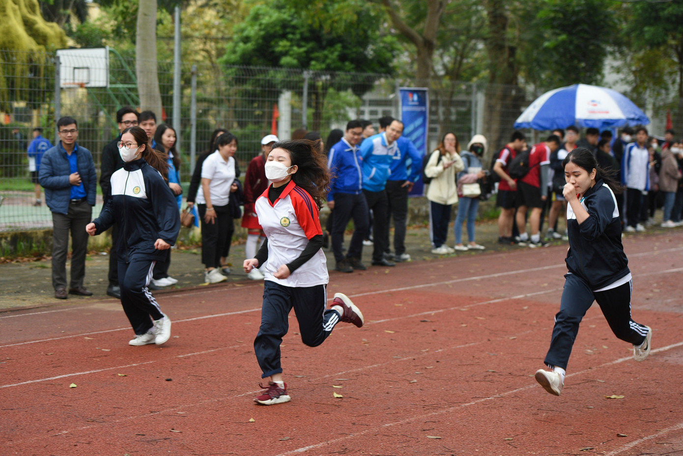 Sinh viên nữ tham gia bộ môn điền kinh. Sinh viên nữ tham gia bộ môn điền kinh.
