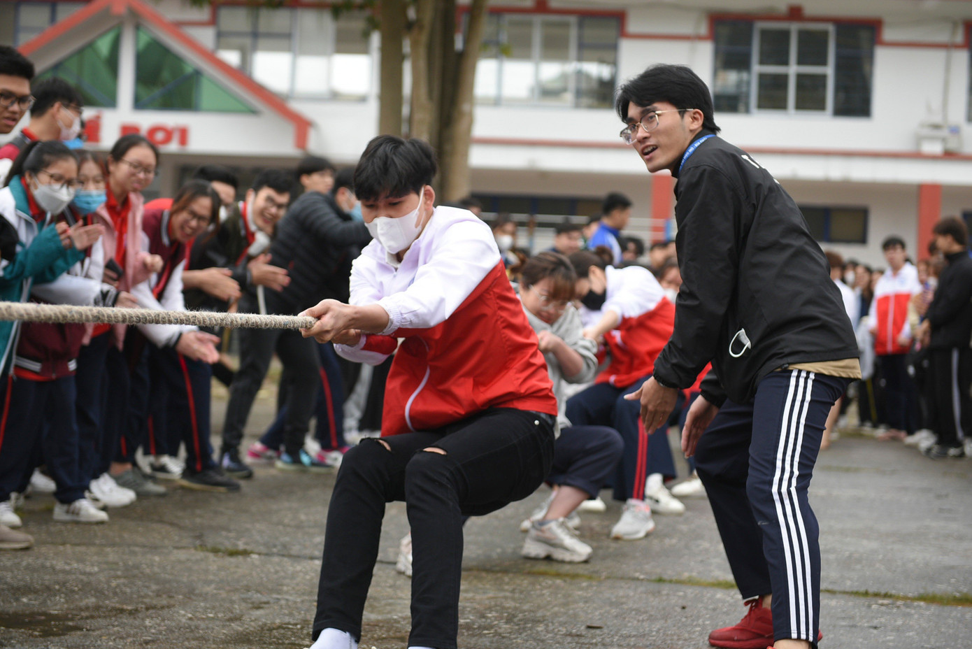 Đông đảo sinh viên cổ vũ đã tạo nên khí thế của ngày hội Sinh viên khỏe Thủ đô năm nay. Đông đảo sinh viên cổ vũ đã tạo nên khí thế của ngày hội Sinh viên khỏe Thủ đô năm nay.